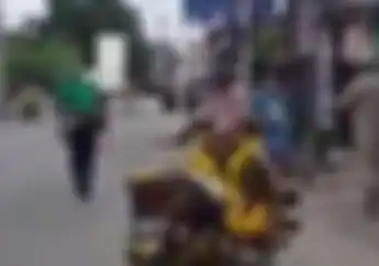 Viral! Video Anggota Polantas Ini Bikin Air Mata Netes, Gendong Bapak Tua Lumpuh Walau Sedang Tugas