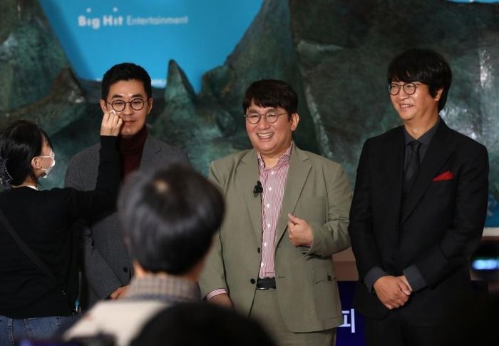 Bang Shi Hyuk, tengah, pada upacara pencatatan di Bursa Korea di Seoul