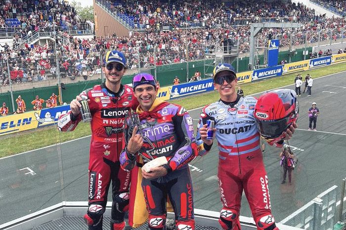 (ki-ka) Francesco Bagnaia (Ducati Lenovo), Jorge Martin (Prima Pramac), Marc Marquez (Gresini) usai berdiri di podium MotoGP Prancis 2024 di Sirkuit Le Mans, Prancis, Minggu (12/5/2024).