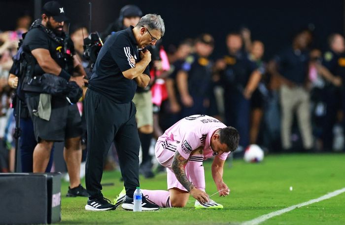 Pelatih Inter Miami, Tata Martino, berbicara kepada Lionel Messi saat masuk lapangan melawan Cruz Azul di DRV PNK Stadium (21/7/2023).