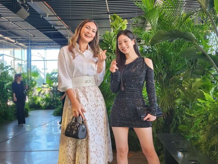 Luna Maya dan Dahyun Twice dalam Spring/Summer 2023 Michael Kors.