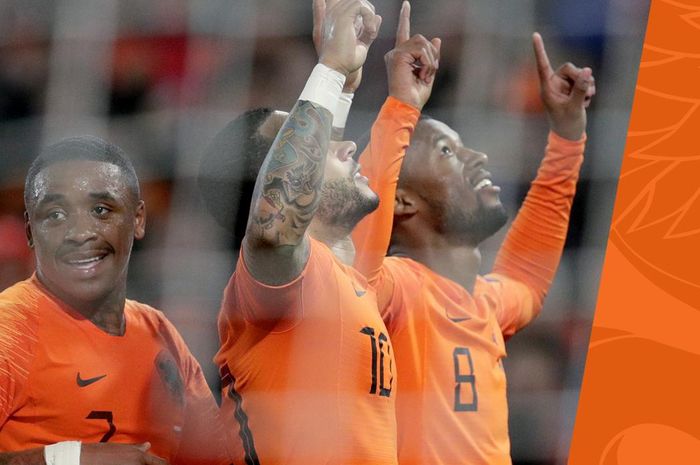 Selebrasi Memphis Depay dan Georginio Wijnaldum usai mencetak gol ke gawang Belarus, dalam laga kualifikasi Piala Eropa 2020 Grup C di Stadion De Kuip, Feyenoord, Jumat (22/3/2019).