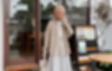 5 Outfit Hijab Warna Cokelat yang Cocok Dipakai Buat Liburan, Ikuti