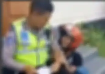 Mau Ketawa Tapi Kasihan, Video Bocah Nangis Minta Jangan Ditilang, Polisi Cuma Bisa Senyum