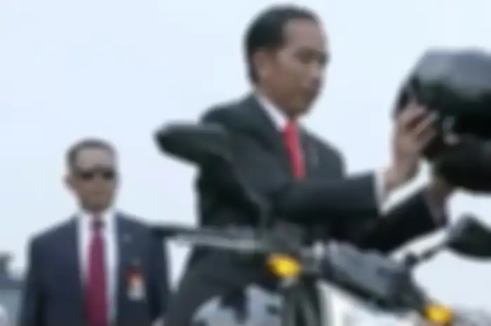 Presiden Jokowi saat memakai helm modular sebelum 'naik motor' menuju venue Asian Games 2018.