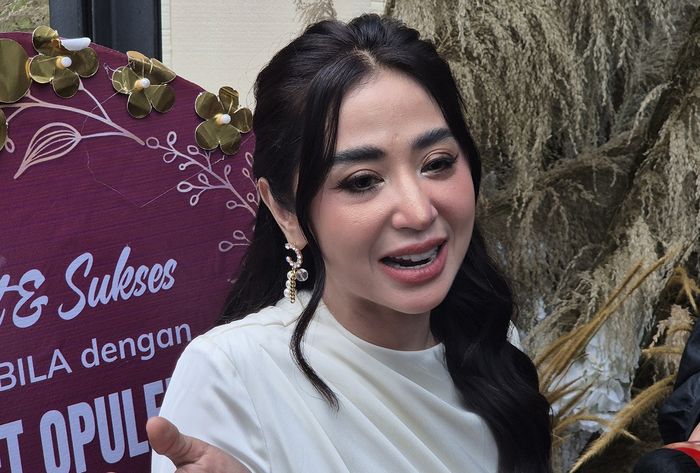 Dewi Perssik bagi-bagi THR ke warga. (Dewi Perssik saat ditemui di kawasan Senayan, Jakarta Selatan, Senin (16/2/2026)).