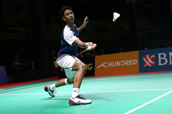 Pebulu tangkis tunggal putra Indonesia, Alwi Farhan, pada babak pertama nomor individu Kejuaraan Asia Junior 2023 di GOR Among Raga, Yogyakarta, Rabu (12/7/2023).