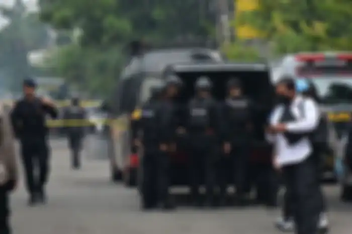 Polisi berlakukan pengalihan arus lalu lintas di sekitar TKP Kantor Polsek Astana Anyar, Bandung.