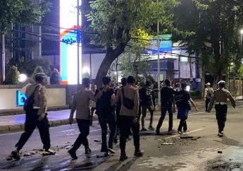 Kronologi Jurnalis Dipukul dan Diintimidasi Aparat saat Liput Demo di Surabaya, Diminta Hapus Video