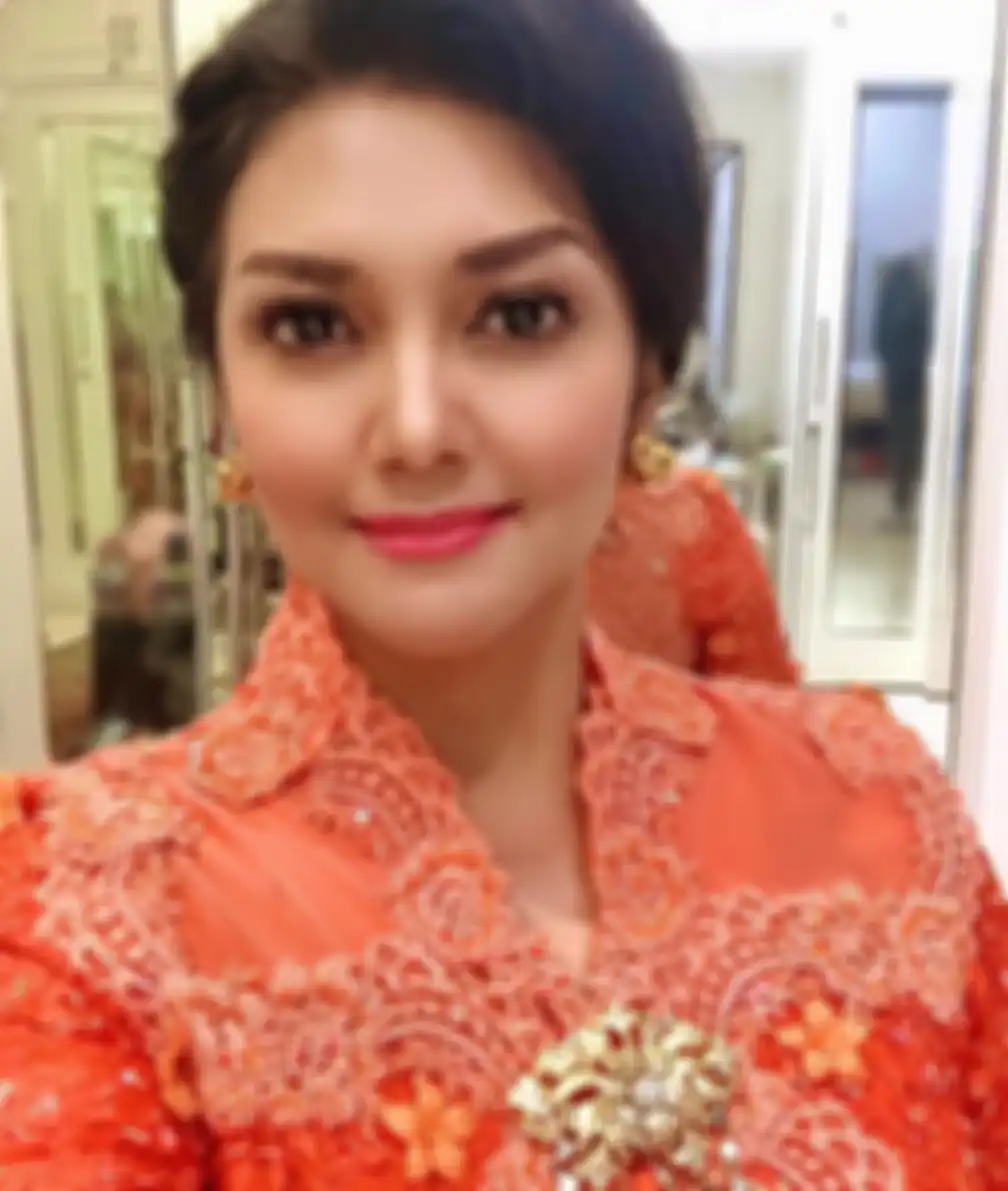 Bella Saphira mengenakan kebaya oranye