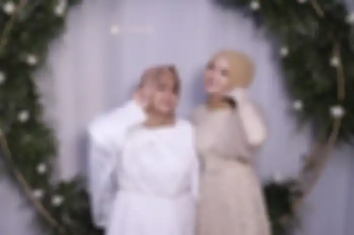 Dress Putri Delina di pernikahan Sule dan Nathalie Holscher
