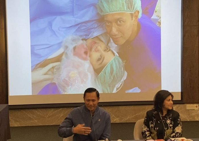 AHY&nbsp;saat konferensi pers di RS Pondok Indah, Jakarta Selatan, Senin (30/3/2026).