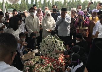 Isak Tangis Keluarga Pecah di Pusara Azyumardi Azra, Sang Istri Kenang Sosok Ketua Dewan Pers