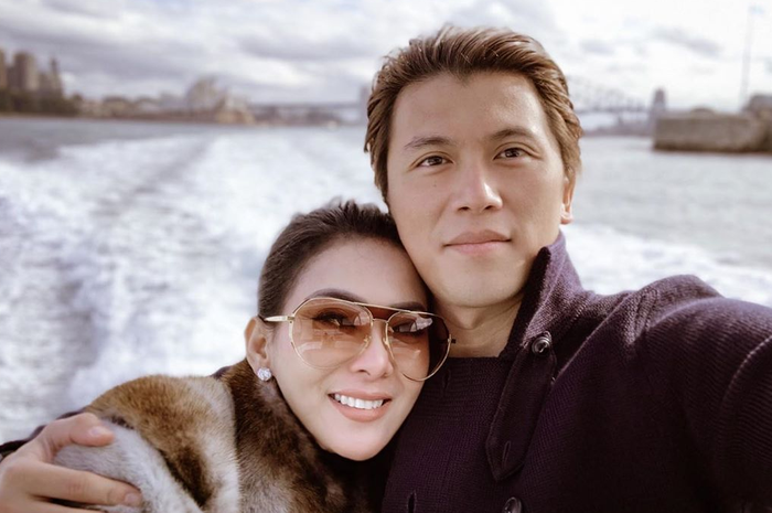 Syahrini dan Reino Barack