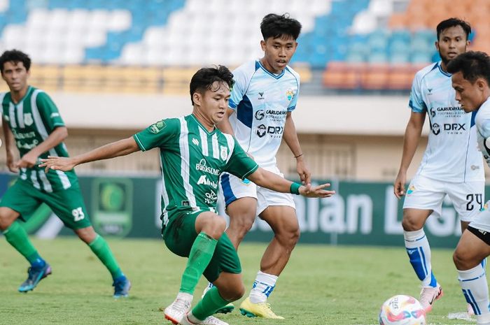 Suasana pertandingan Liga 2 2024-2025 Grup 1 antara PSKC Cimahi melawan PSMS Medan di Stadion Si Jalak Harupat, Kab. Bandung, pada Minggu (8/9/2024).