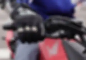 Benar Enggak Ya, Konsumsi Bensin Jadi Lebih Irit Kalau Hanya Memakai Rem Depan Saat Menghentikan Motor?