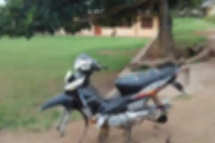 Bikin mikir berat, maling motor gasak motor bebek Honda Karisma 125, tapi cuma ambil rantai, roda, dan gir saja.