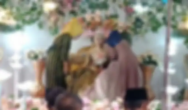 Potret mempelai wanita yang menangis di pelaminan lantaran ditinggal kabur pengantin pria.