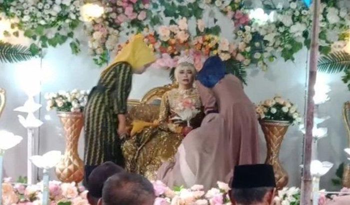 Potret mempelai wanita yang menangis di pelaminan lantaran ditinggal kabur pengantin pria.