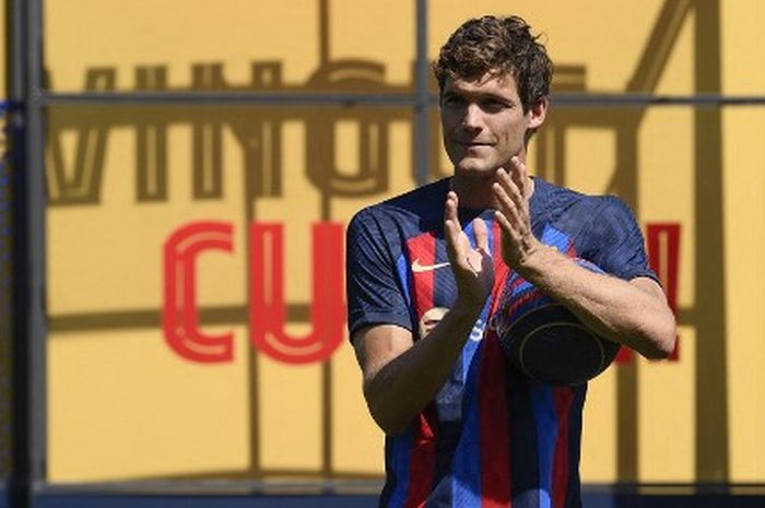 Marcos Alonso saat diperkenalkan sebagai pemain baru Barcelona di Ciudad Deportiva (6/9/2022).