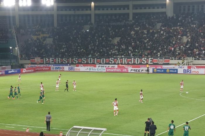 Pemain Persebaya Surabaya, Bruno Moreira, melakukan selebrasi setelah mencetak gol ke gawang Persis Solo, pada laga pekan perdana Liga 1 2023/2024, Sabtu (1/7/2023).