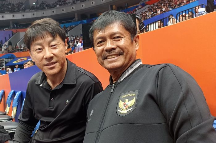 Pelatih timnas Indonesia Shin Tae-yong (kiri) bersama coach Indra Sjafri (kanan) saat menyaksikan pertandingan FIBA World Cup 2023, di Indonesia Arena, Senayan, Jakarta, Selasa (28/6/2023).