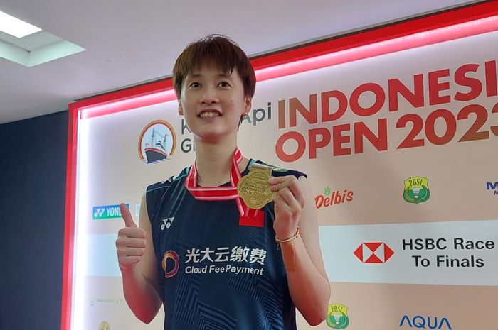 Tunggal putri China, Chen Yu Fei, usai menjuarai Indonesia Open 2023. Chen Yu Fei berharap bisa meraih hasil yang sama saat Asian Games 2022 yang digelar di kampung halamannya.