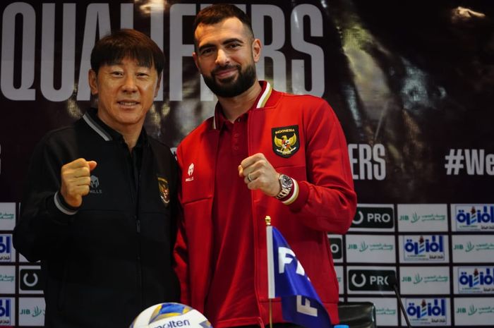 Shin Tae-yong dan Jordi Amat di konferensi pers jelang laga Irak Vs Timnas Indonesia di Basra International Stadium, pada Rabu (15/11/2023).