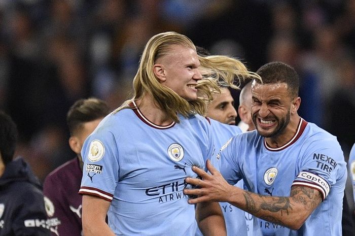 Dua pemain Manchester City, Erling Haaland dan Kyle Walker, merayakan kemenangan dekat kiper Arsenal, Aaron Ramsdale, seusai laga Liga Inggris di Stadion Etihad, Rabu (26/4/2023).