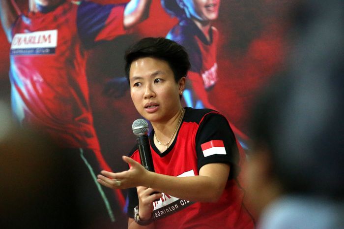 Mantan pebulu tangkis ganda campuran Indonesia, Liliyana Natsir, saat memberikan keterangan pada sesi Konferensi Pers Audisi Umum 2019 Solo Raya, di Rumah Dinas Bupati Karanganyar, Kab. Karanganyar, Sabtu (26/10/2019).