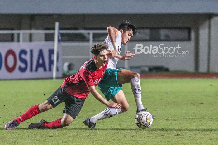 Bek timnas U-17 Indonesia, Sulthan Zaky Pramana (kanan), sedang menguasai bola dan berusaha direbut pilar timnas U-17 Palestina bernama Ahmed Sulaiman (tengah) dalam laga Kualifikasi Piala Asia U-17 2022 di Stadion Pakansari, Bogor, Jawa Barat , 7 Oktober 2022.