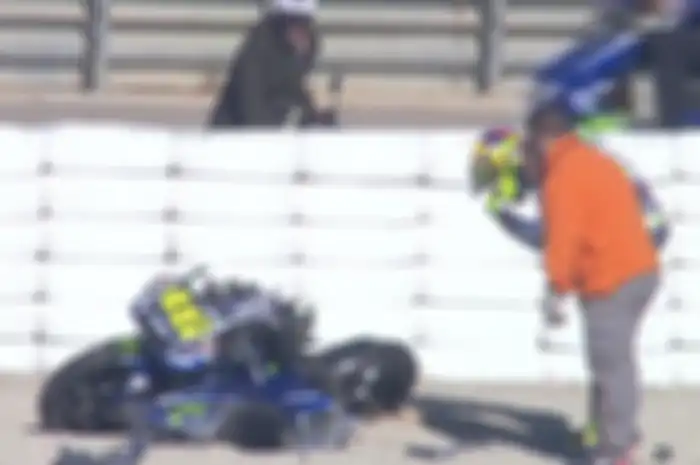 Valentino Rossi mengalami kecelakaan.