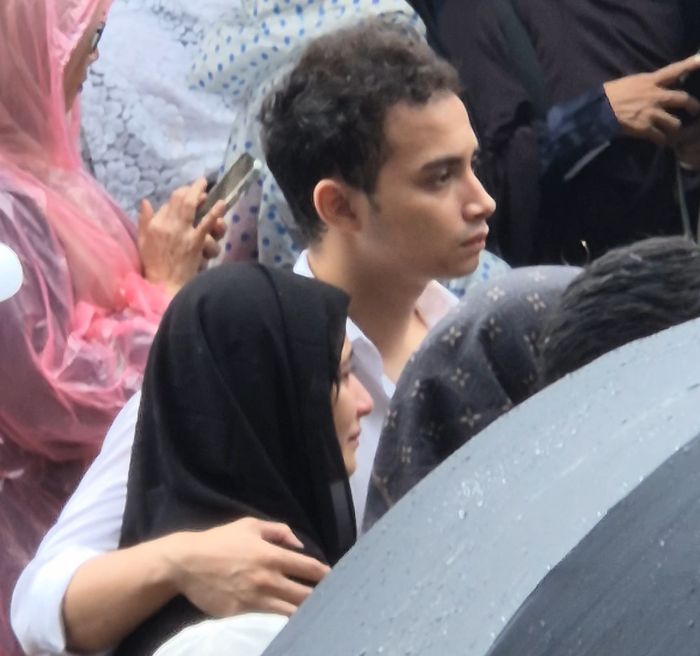 Prilly Latuconsina dan Omara Esteghlal.