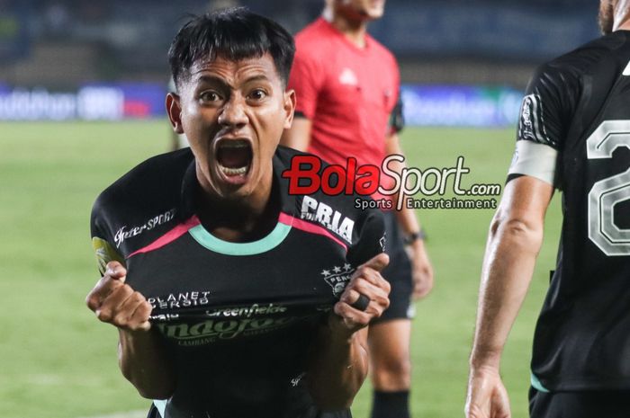 Beckham Putra Nugraha melakukan selebrasi seusai mencetak gol dalam laga pekan pertama Liga 1 2024 antara Persib Bandung versus PSBS Biak di Stadion Si Jalak Harupat, Bandung, Jawa Barat, Jumat (9/8/2024).
