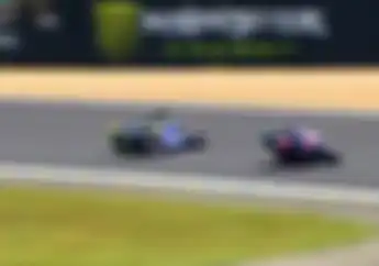 Valentino Rossi Pun Nangis, Jatuh Saat Duel Di MotoGP Prancis 2017