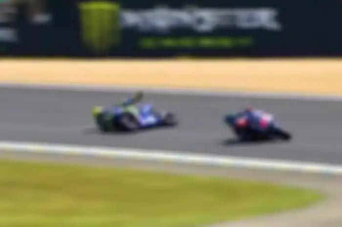 Valentino Rossi crash di MotoGP Prancis 2017 saat duel dengan Maverick Vinales