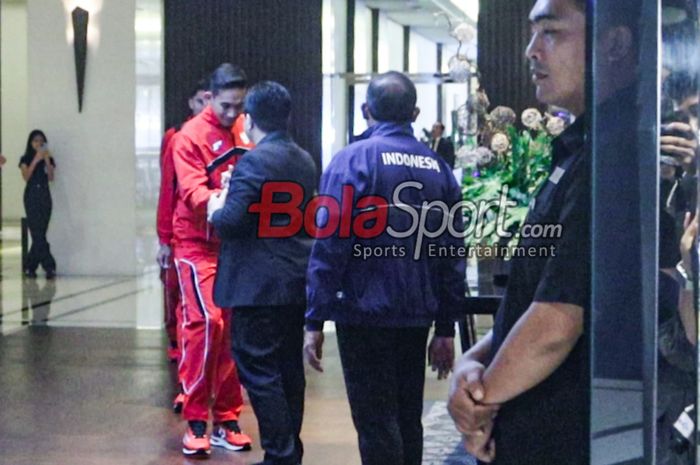 Ketua Umum PSSI, Erick Thohir, sedang menyambut keberangkatan sejumlah pemain timnas Indonesia di Hotel Fairmont, Senayan, Jakarta, Minggu (16/3/2025) malam.