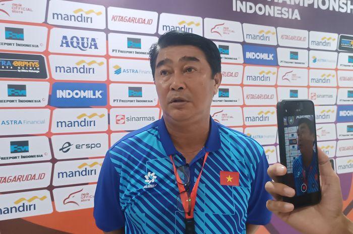 Pelatih Timnas U-16 Vietnam, Tran Minh Chien, menghadiri jumpa pers usai laga kedua Grup B ASEAN Cup U-16 2024.