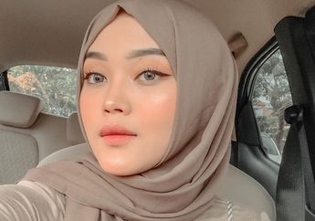 Fashion Hijab Putri Delina dengan Slip Dress Pamer Lekuk Tubuh yang Tuai Pujian
