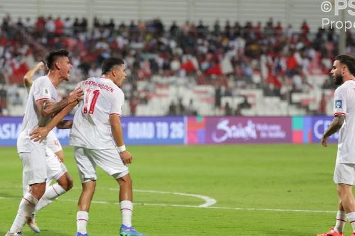 Aksi Mees Hilgers, Ragnar Oratmangoen dan Calvin Verdonk  saat laga Bahrain Vs Timnas Indonesia di Stadion Nasional Bahrain, Rifa, Bahrain pada Kamis (10/10/2024).