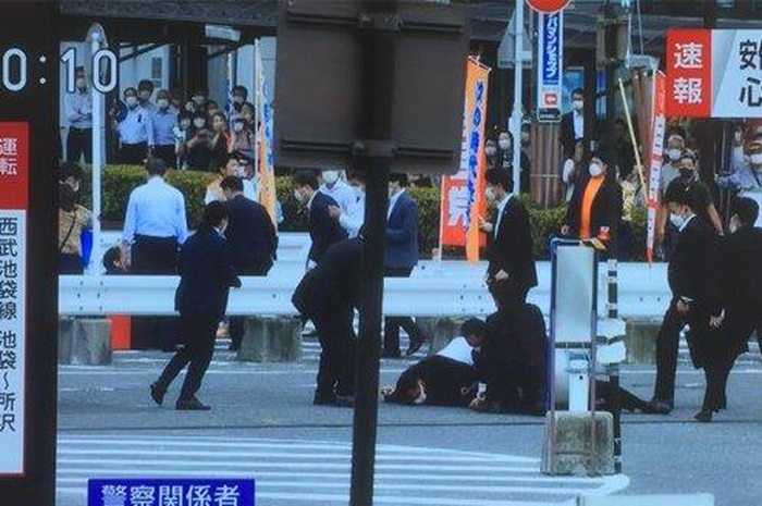 Mantan PM Jepang Shinzo Abe tampak terjatuh setelah ditembak saat sedang memberikan pidato di Kota Nara, Jepang, Jumat (8/7/2022) jam 11.30 waktu setempat.