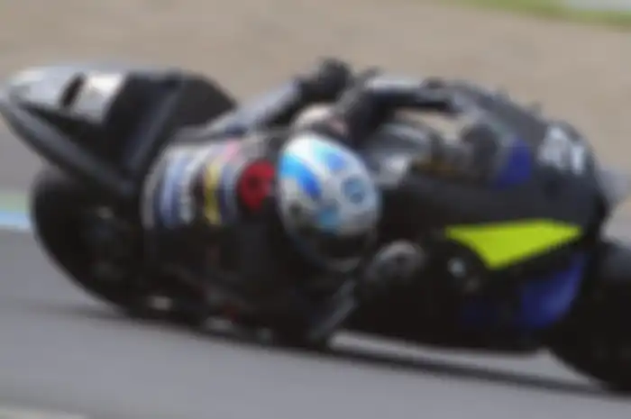 Kohta Nozane melakukan tes menggunakan prototipe Yamaha M1.