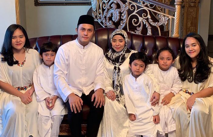 Fadel Islami bersama Muzdalifah dan kelima anak mereka