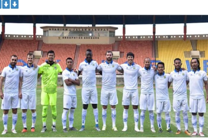 Pemain inti Persib berpose dalam sebuah laga internal di Stadion Si Jalak Harupat, Kabupaten Bandung, Kamis (23/5/2019) sore WIB.