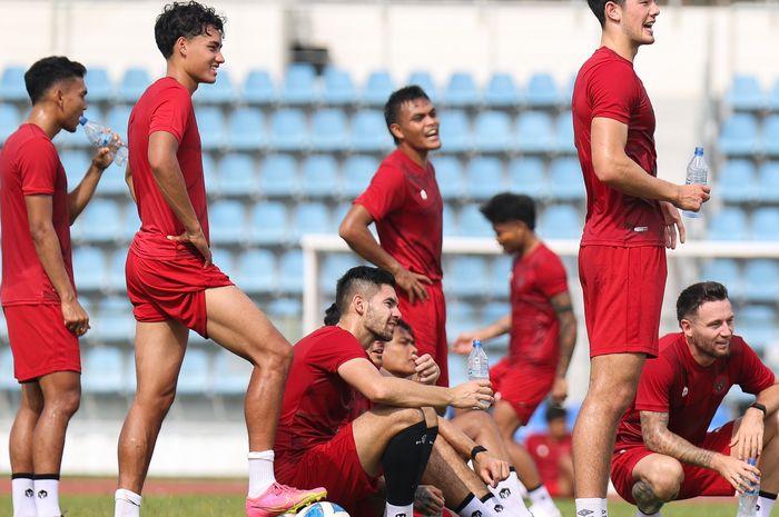 Rafael Struick (kedua dari kiri) tengah menikmati sesi latihan Timnas Indonesia jelang laga kontra Brunei Darussalam.