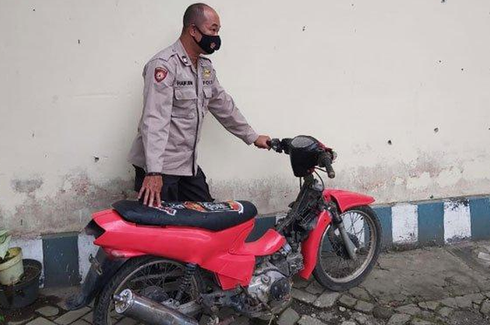 Moor Kawasaki Kaze misterius bikin heboh warga Blitar yang ditemukan di tempat angker.