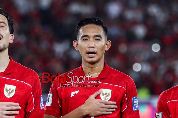 Pemain Timnas Indonesia, Rizky Ridho, saat menyanyikan lagu Indonesia Raya jelang berlaga di Stadion Utama Gelora Bung Karno, Senayan, Jakarta, Selasa (25/3/2025).