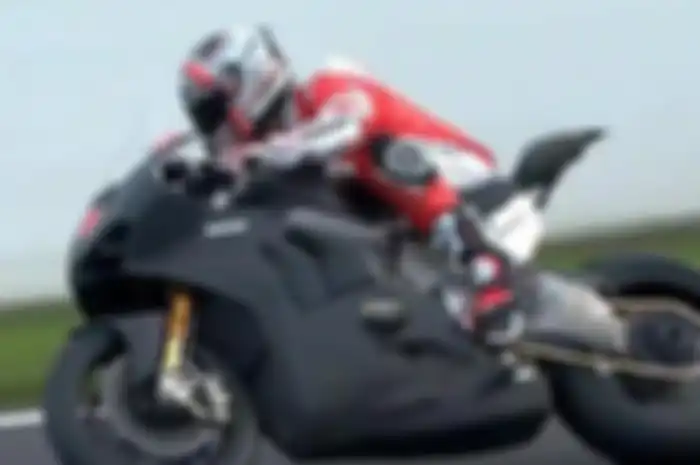Michelle Pirro jajal Ducati Panigale V4 R