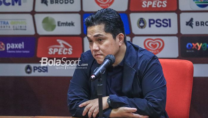 Ketua Umum PSSI, Erick Thohir, sedang memberikan keterangan kepada awak media dalam sesi jumpa pers di Stadion Gelora Bung Karno, Senayan, Jakarta, Minggu (19/2/2023) siang.