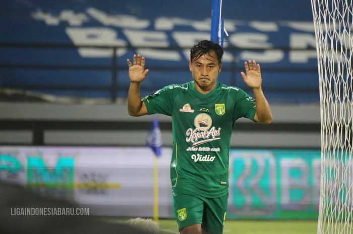 Penyerang Persebaya Surabaya, Samsul Arif tidak melakukan selebrasi setelah mencetak gol ke gawang Barito Putera pada laga pekan ke-31 di Stadion Kapten I Wayan Dipta, Gianyar, Senin (14/3/2022).